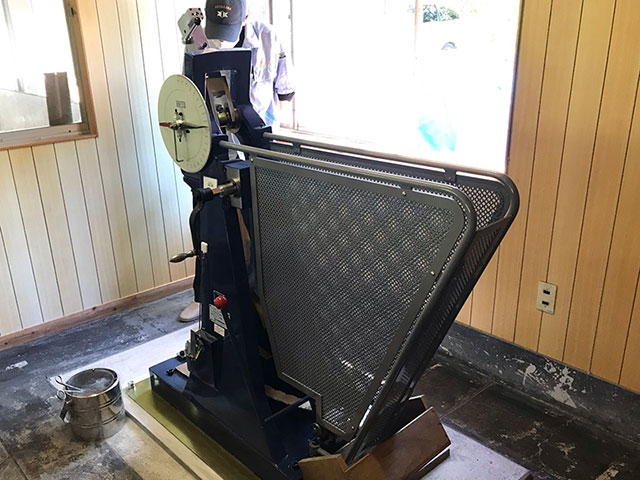 シャルピー衝撃試験機